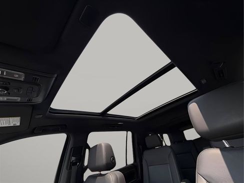 Used 2022 Chevrolet Suburban LT w/ LT Signature Package RWD image 56