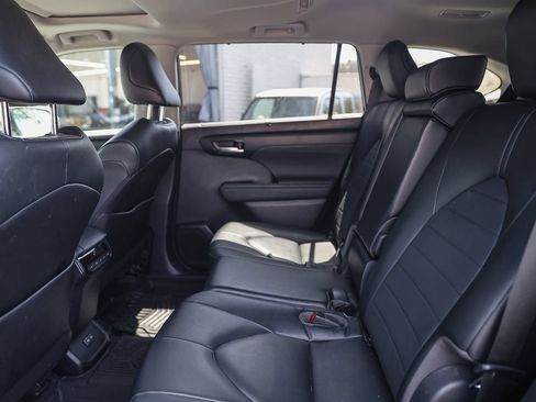 Used 2023 Toyota Highlander XLE FWD image 18