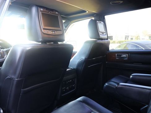 Used 2016 Lincoln Navigator Select image 14