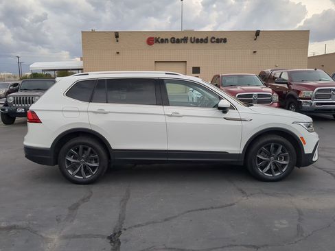 Used 2022 Volkswagen Tiguan SE w/ Panoramic Sunroof Package AWD/4WD image 2