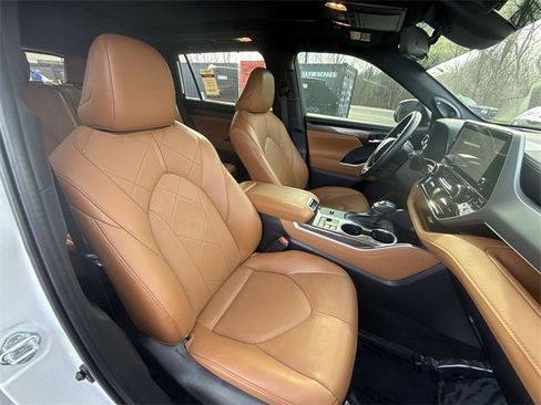 Used 2023 Toyota Highlander Platinum image 25