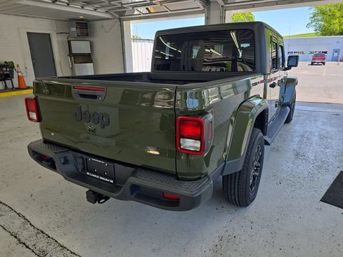 Used 2022 Jeep Gladiator Sport AWD/4WD image 5