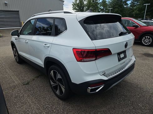 Used 2024 Volkswagen Taos SE w/ Panoramic Sunroof Package AWD/4WD image 2