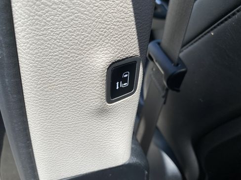 Used 2023 Chrysler Pacifica Touring-L FWD image 17