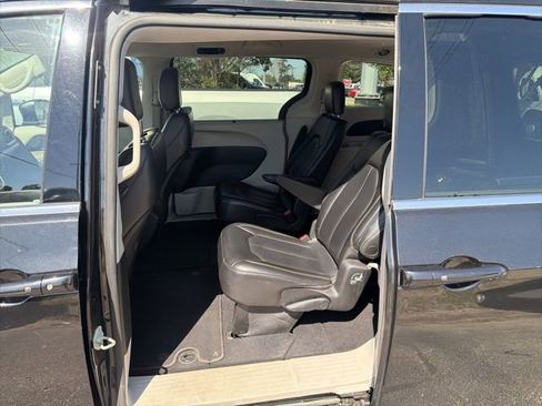 Used 2023 Chrysler Pacifica Touring-L image 14