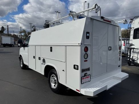Used 2017 Chevrolet Express 3500 RWD image 2