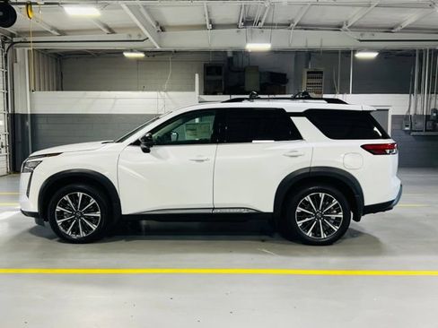 New 2026 Nissan Pathfinder Platinum FWD image 17