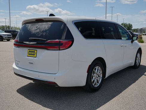 Used 2025 Chrysler Pacifica Select FWD image 6