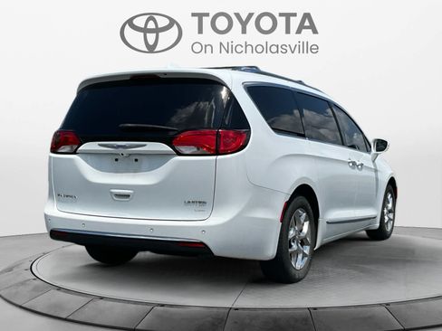 Used 2018 Chrysler Pacifica Limited FWD image 5