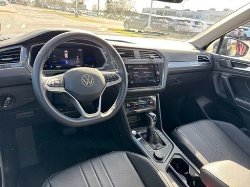 Used 2023 Volkswagen Tiguan SE w/ Panoramic Sunroof Package image 18