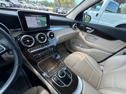 Used 2019 Mercedes-Benz GLC 300 4MATIC image 18