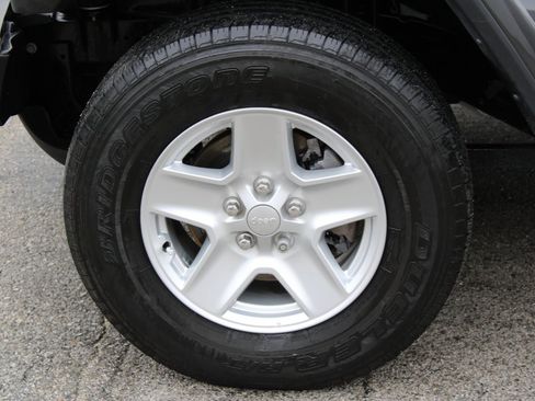 Used 2023 Jeep Gladiator Sport image 8