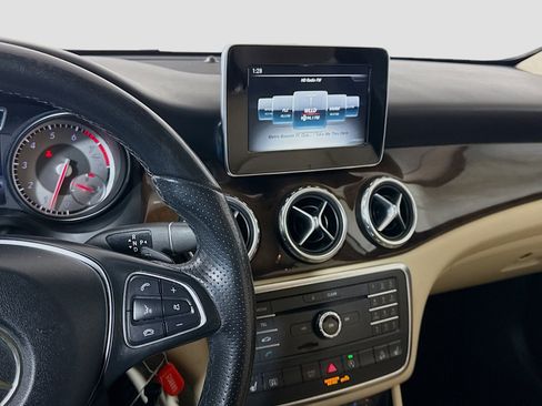 Used 2017 Mercedes-Benz GLA 250 4MATIC w/ Premium Package image 18