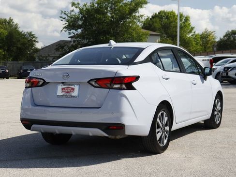 Used 2025 Nissan Versa SV FWD image 5