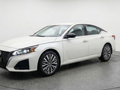 Used 2025 Nissan Altima 2.5 SV FWD image 3