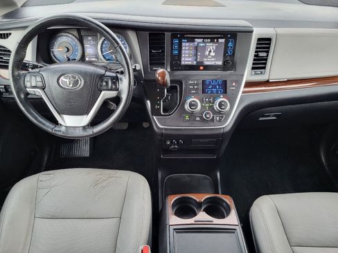 Used 2017 Toyota Sienna Limited image 15