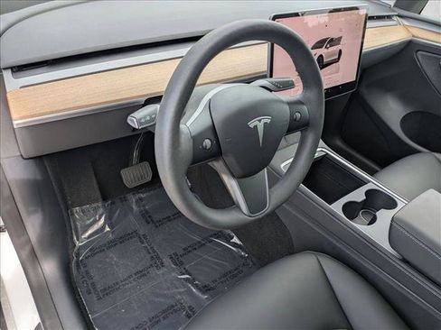 Used 2023 Tesla Model Y Long Range image 10