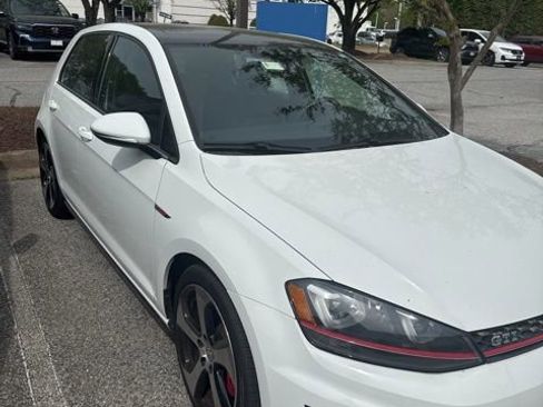 Used 2017 Volkswagen GTI SE image 3