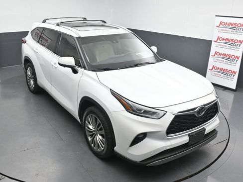 Used 2023 Toyota Highlander Platinum image 10