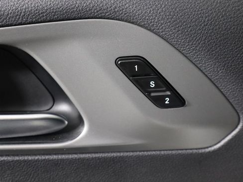 Used 2025 Chrysler Pacifica Select AWD/4WD image 17