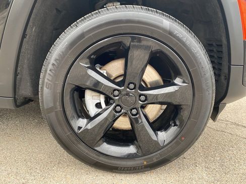 Used 2023 Jeep Grand Cherokee L Laredo image 9