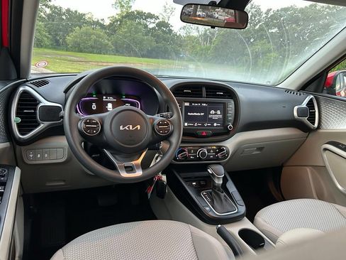 Used 2025 Kia Soul LX w/ LX Technology Package FWD image 13