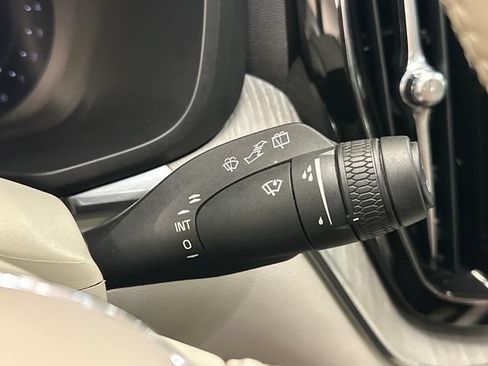 Used 2023 Volvo XC60 B5 Plus AWD/4WD image 32