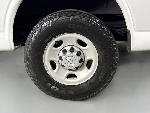 Used 2017 Chevrolet Express 2500 RWD image 30