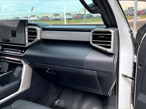 Used 2025 Toyota Tundra Limited AWD/4WD image 18