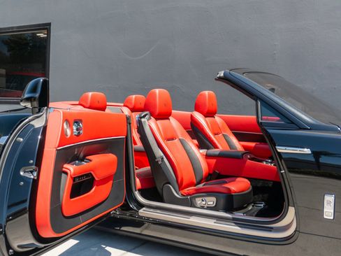 Used 2019 Rolls-Royce Dawn RWD image 67