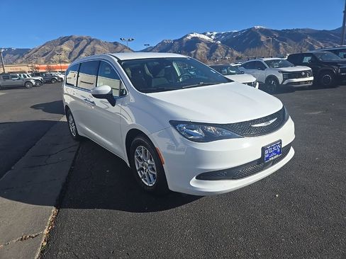 Used 2023 Chrysler Voyager LX image 3