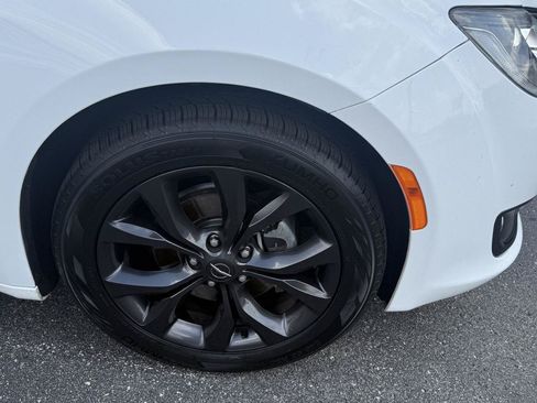 Used 2018 Chrysler Pacifica Touring Plus w/ S Appearance Package FWD image 12