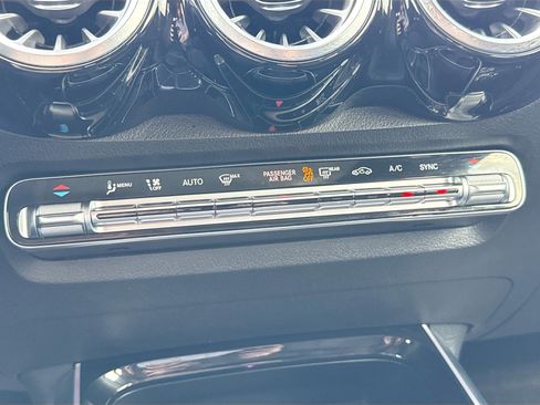 Used 2022 Mercedes-Benz GLB 250 image 32