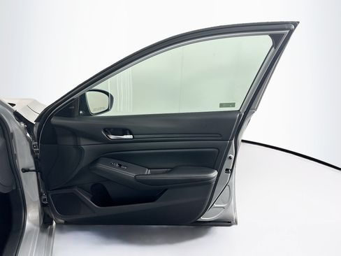 Used 2025 Nissan Altima 2.5 SV FWD image 29