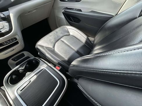 Used 2023 Chrysler Pacifica Touring-L FWD image 14