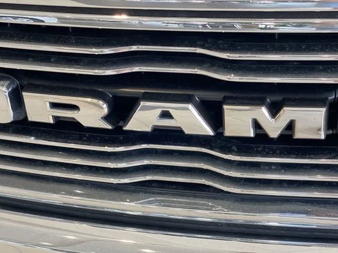 Used 2019 RAM 1500 Laramie AWD/4WD image 10