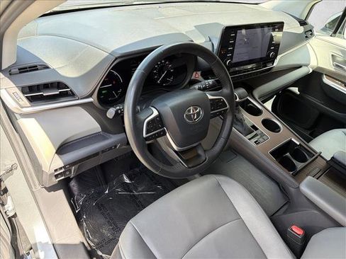 Used 2024 Toyota Sienna XLE FWD image 13