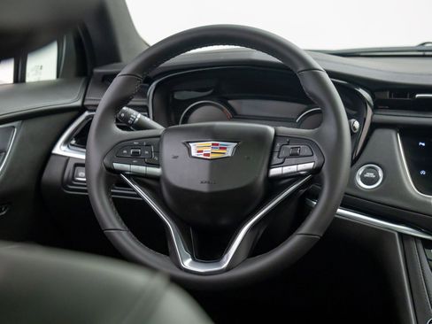 New 2025 Cadillac XT6 Luxury image 13