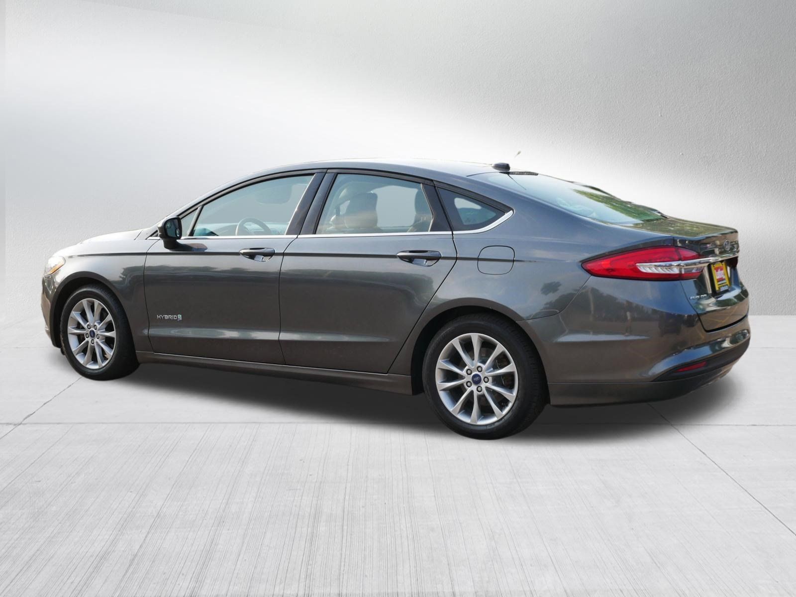 Used 2017 Ford Fusion SE FWD image 5
