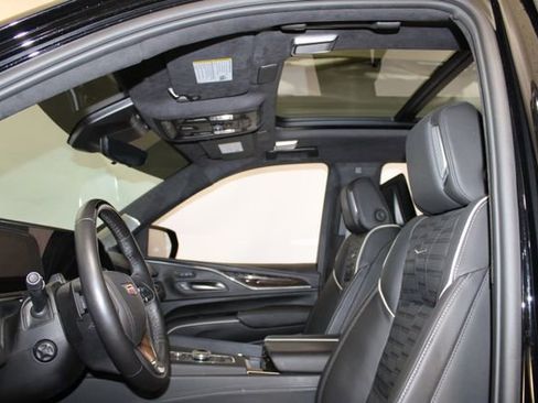 Certified 2024 Cadillac Escalade Sport Platinum w/ LPO, ONYX Package AWD/4WD image 9