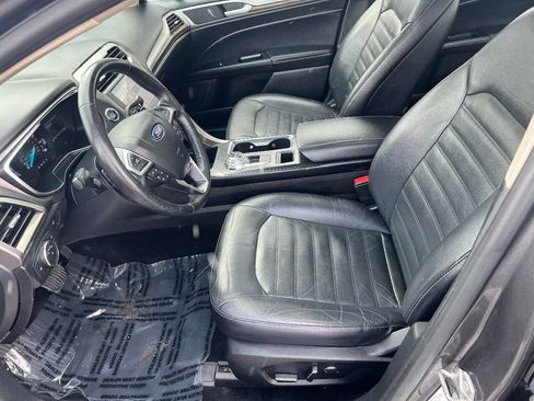 Used 2017 Ford Fusion SE w/ Fusion SE Technology Package image 19