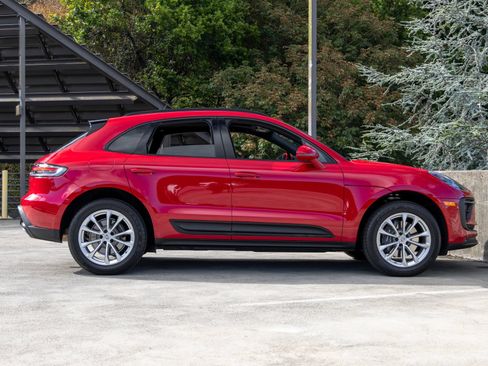 Certified 2026 Porsche Macan AWD/4WD image 12
