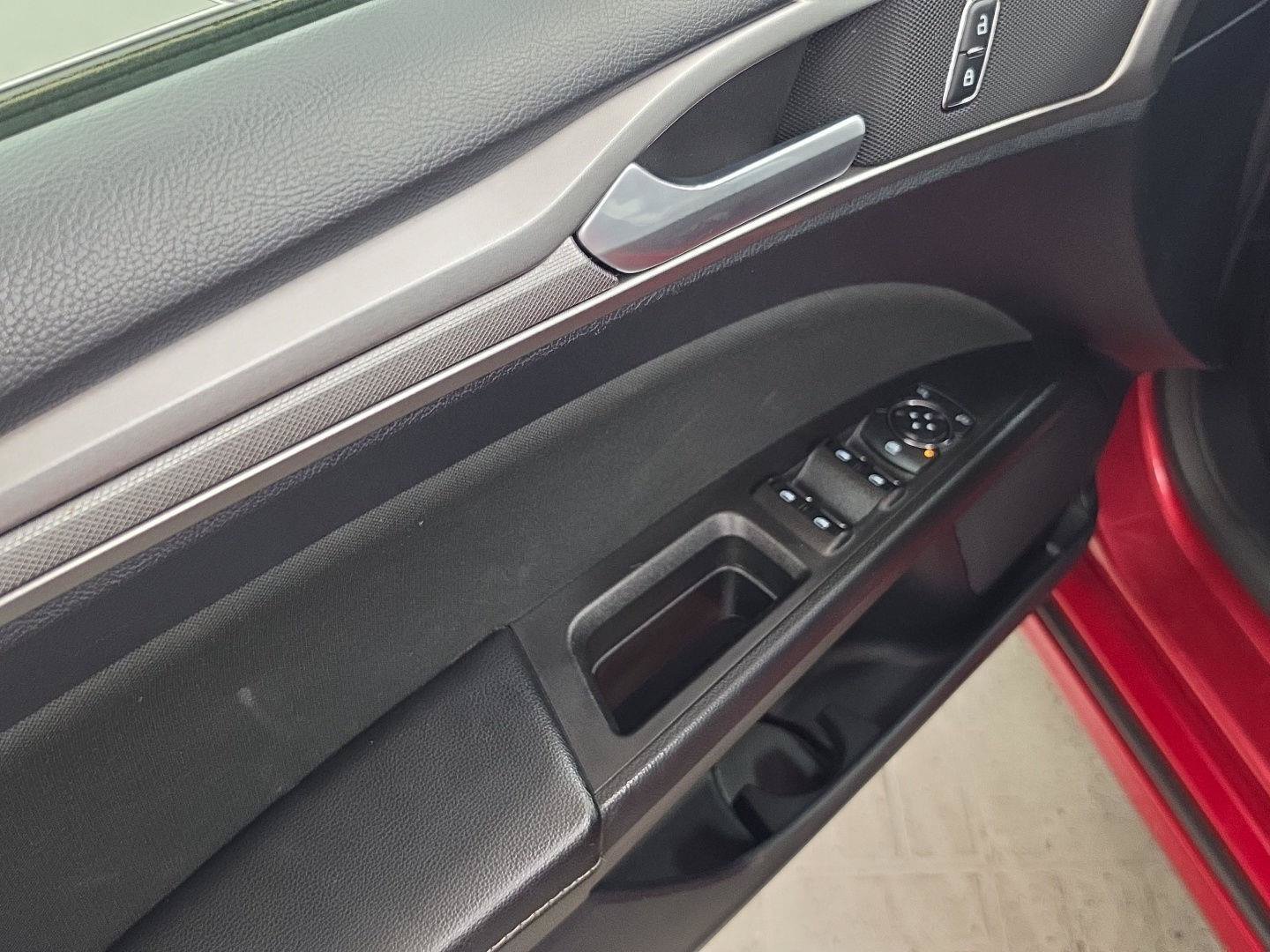 Used 2020 Ford Fusion SE FWD image 13