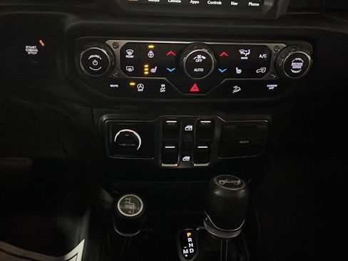 Used 2019 Jeep Wrangler Unlimited Sahara image 23