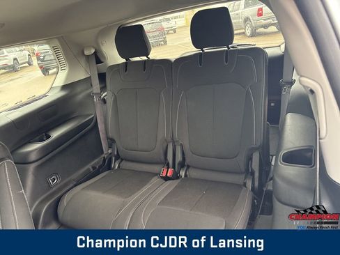 Used 2023 Jeep Grand Cherokee L Laredo image 25