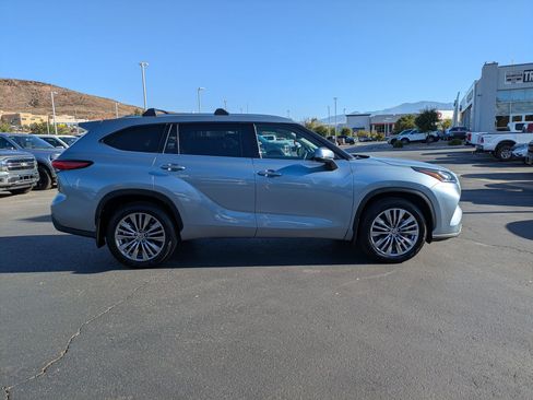 Used 2022 Toyota Highlander Platinum AWD/4WD image 2
