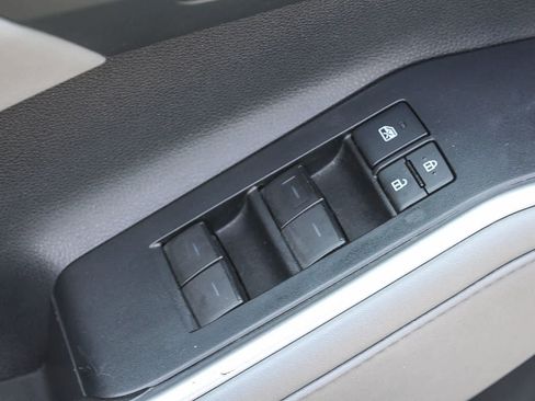 Used 2021 Toyota Highlander XLE AWD/4WD image 28