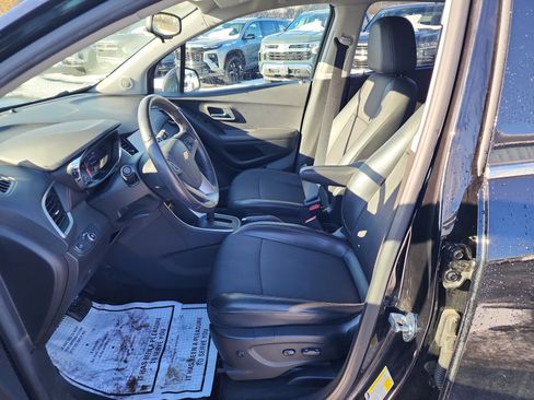 Used 2020 Chevrolet Trax LT w/ LT Convenience Package image 11