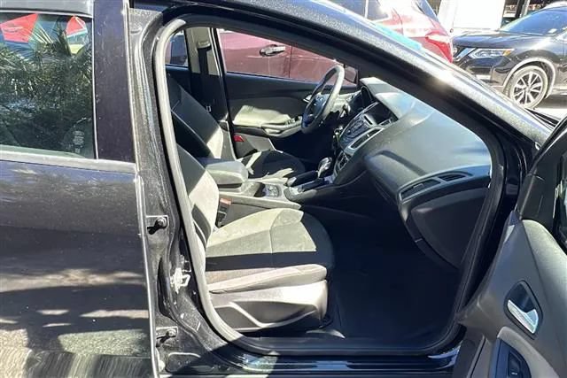 Used 2014 Ford Focus SE w/ SE Winter Package FWD image 6