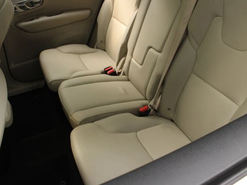 Used 2017 Volvo XC90 T6 Momentum AWD/4WD image 19